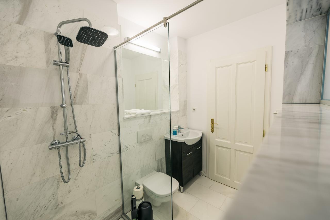Yellowboot Aparthotel Sibiu Exteriör bild