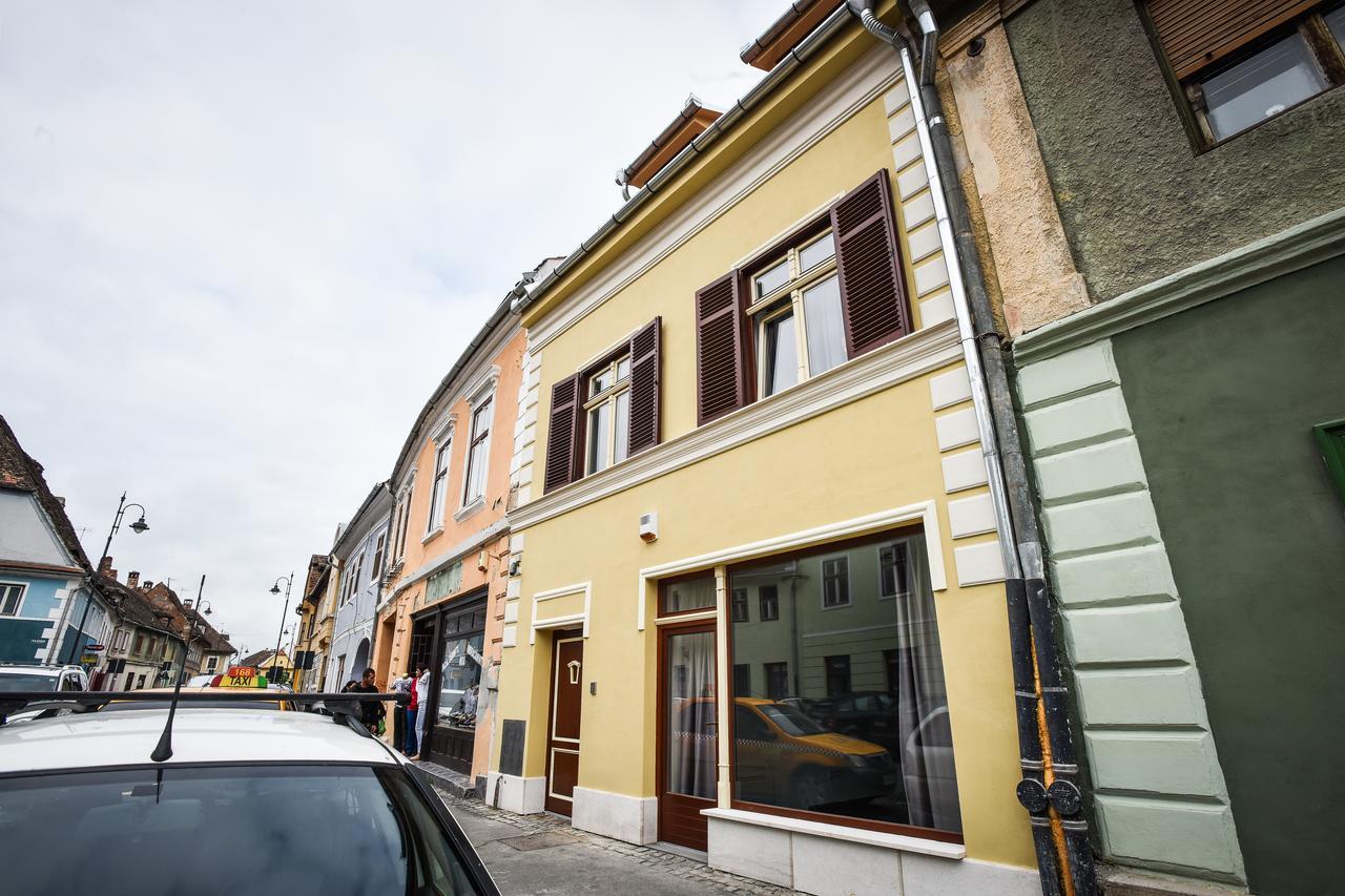 Yellowboot Aparthotel Sibiu Exteriör bild